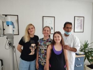 Ana Saratlija, javna ličnost sa svojom porodicom zajedno s doktorom El-Halabi Saedom na redovnom oftalmološkom pregledu u očnoj ordinaciji Dr. El-Halabi Ilidža