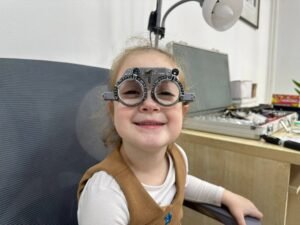 🧸 Kako Odabrati Naočale za Djecu i Zaštititi Vid u Doba Ekrana