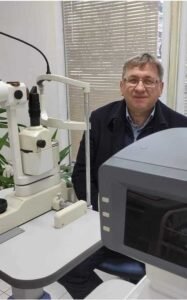 Dr. El-Halabi Saed pregleda Dževad Nikić geniralni revizor ureda za reviziju institucija u FBiH na redovnoj oftalmološkoj kontroli u očnoj Ordinaciji Dr. El-Halabi na Ilidži