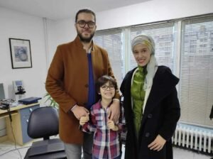 Zadovoljni pacijenti u Očnoj ordinaciji Dr. El-Halabi Ilidža Latif Močević umjetnik i organizator grupu Travko Mravko na redovnom porodičnom oftalmološkom pregledu