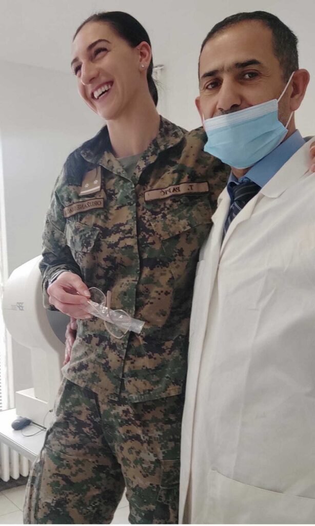Vojnik Oružane Snage BiH na slici sa doktorom El-Halabi Saedom na redovnom oftalmološkom pregledu u očnoj ordinaciji Dr. El-Halabi na Ilidži