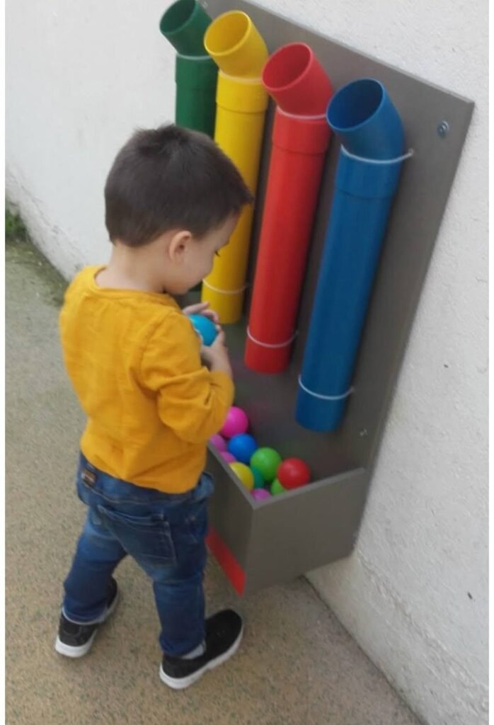 Za dijete s normalnim vidom prirodno vizuelno iskustvo kroz igru, kretanje i istraživanje mnogo je važnije od posebnih uređaja.